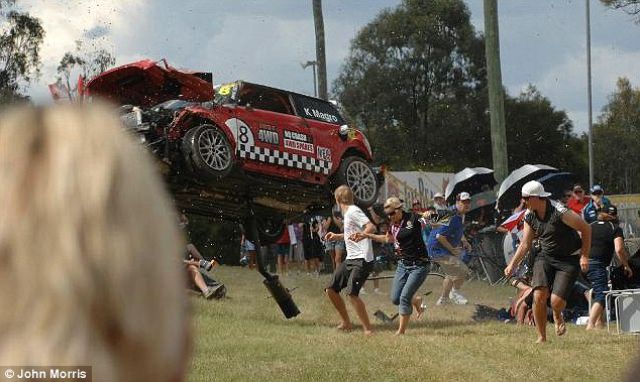 The Moment Spectators Had to Run for Their Lives (6 pics)