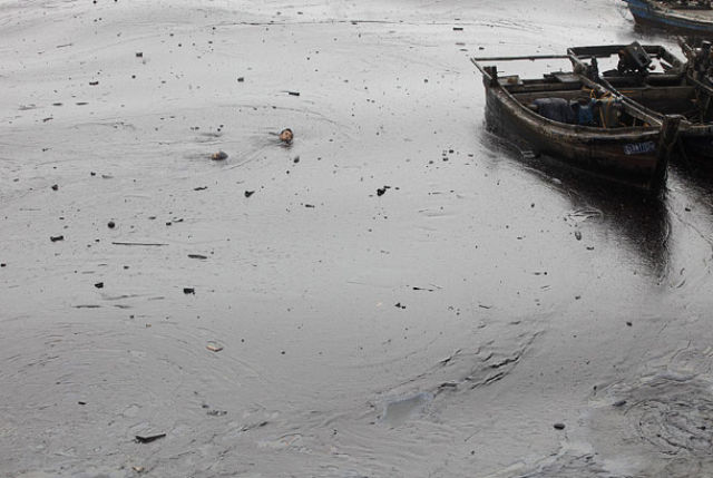 Oil Spill in China: Man Nearly Drowned (7 pics)