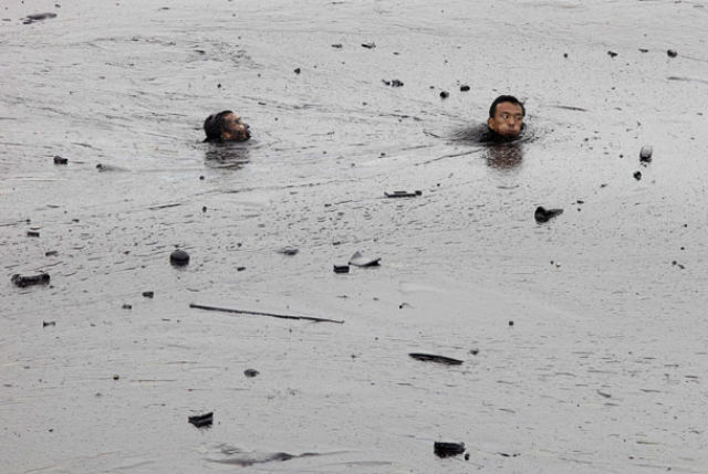 Oil Spill in China: Man Nearly Drowned (7 pics)