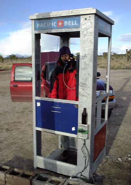 A Phone Booth in the Middle of Nowhere (14 pics)