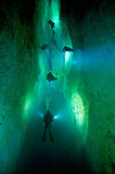 The Magnificent Blue Holes of the Bahamas (23 pics)