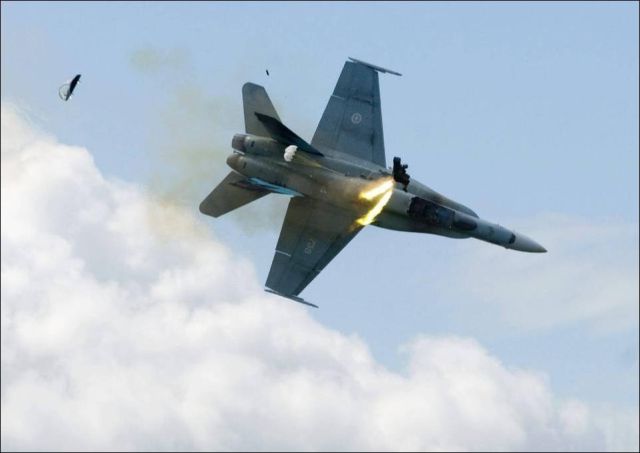 CF-18 Crashes During Airshow in Canada (5 pics)