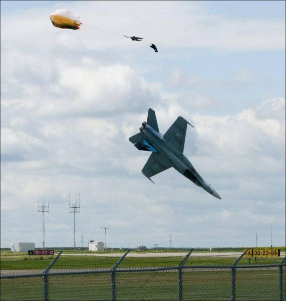 CF-18 Crashes During Airshow in Canada (5 pics)