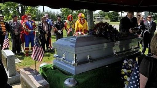 Clown Funerals (9 pics)