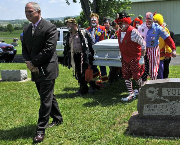 Clown Funerals (9 pics)