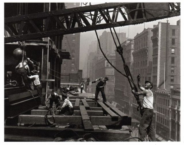 Astonishing Photos of the Empire State Building Under Construction (64