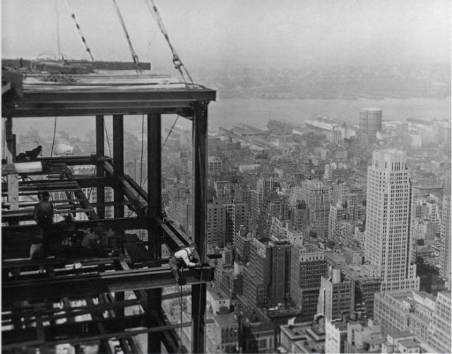 Astonishing Photos of the Empire State Building Under Construction (64