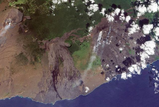 Volcano Thats Been Erupting Since 1983 (22 pics)