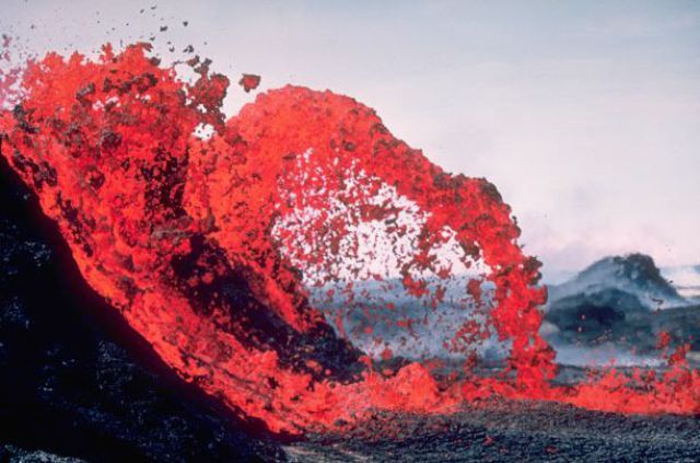 Volcano Thats Been Erupting Since 1983 (22 pics)