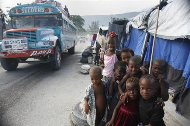 A Tent Road in Haiti (14 pics)