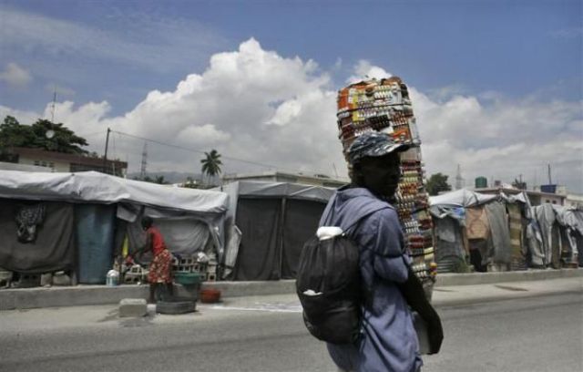 A Tent Road in Haiti (14 pics)