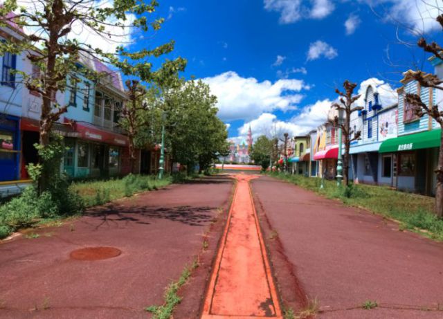 Abandoned Japanese Theme Park (52 pics)