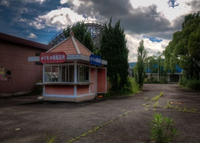 Abandoned Japanese Theme Park (52 pics)