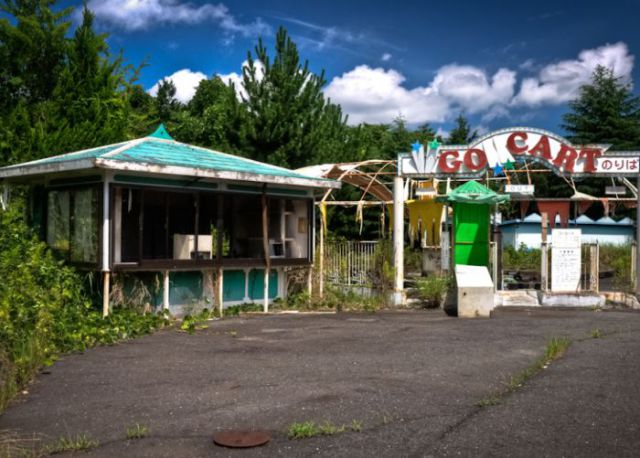 Abandoned Japanese Theme Park (52 pics)