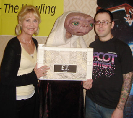 The Biggest Fan of E.T. in the World (8 pics)