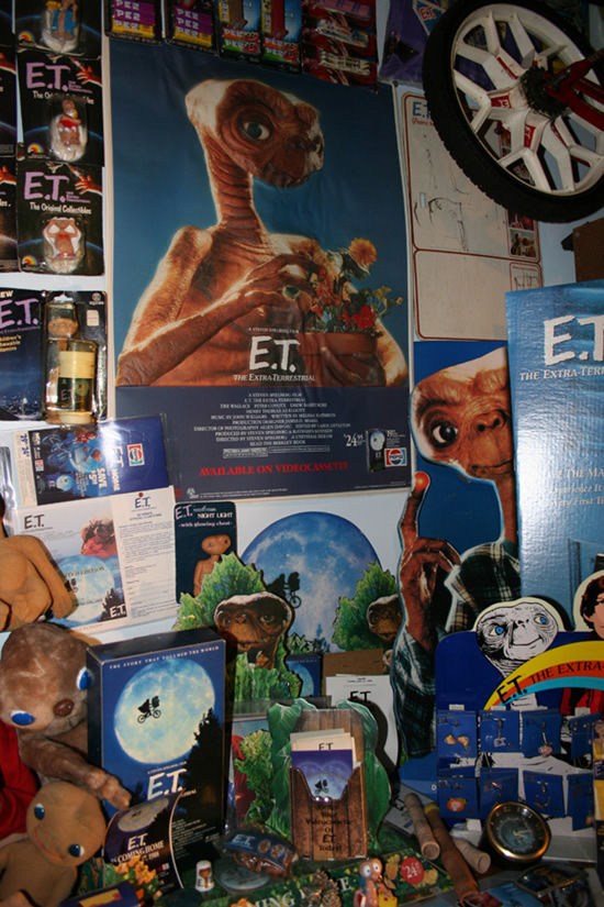 The Biggest Fan of E.T. in the World (8 pics)