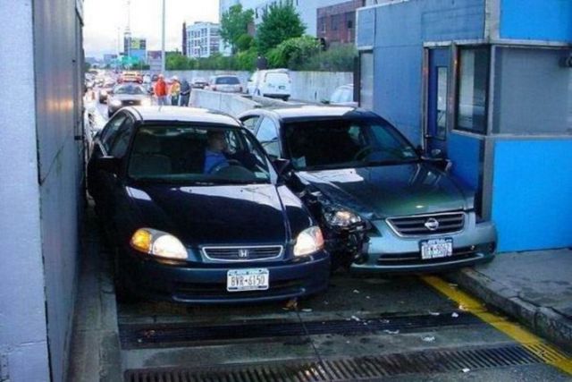 The Most Unusual Car Crashes (22 pics)