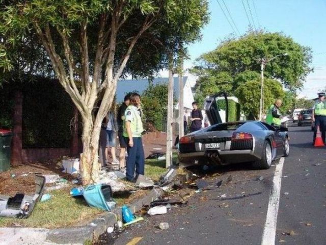 The Most Unusual Car Crashes (22 pics)