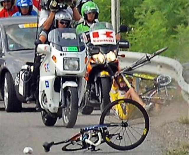 Bike Crashes at Tour de France (20 pics)