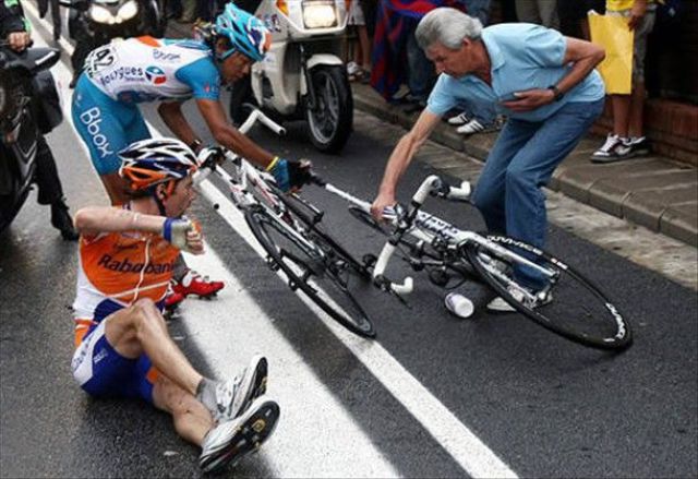 Bike Crashes at Tour de France (20 pics)