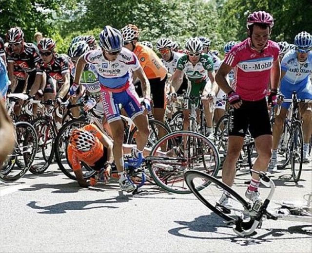 Bike Crashes at Tour de France (20 pics)