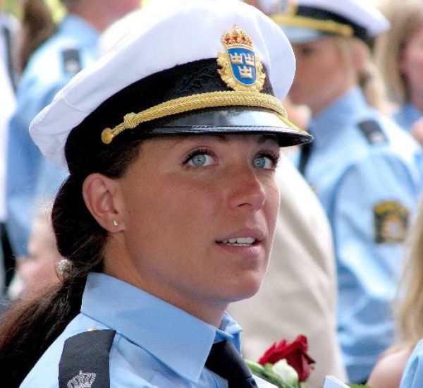 Pretty Policewomen (35 pics)