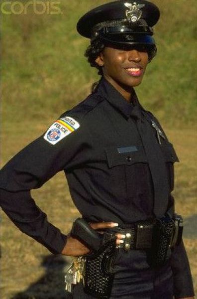 Pretty Policewomen (35 pics)