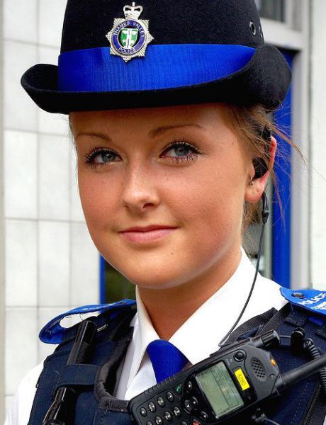 Pretty Policewomen 35 Pics