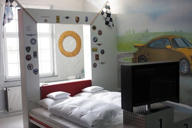 A Hotel for Auto Enthusiasts (19 pics)