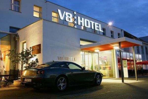 A Hotel for Auto Enthusiasts (19 pics)