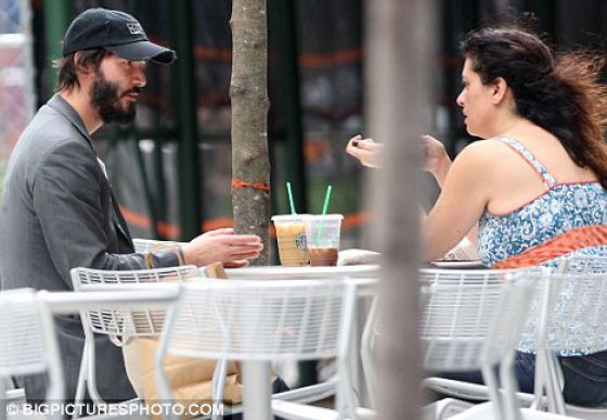 Keanu Reeves Spending His Morning with a Homeless Dude (9 pics)