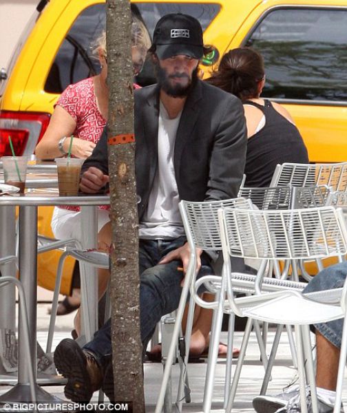 Keanu Reeves Spending His Morning with a Homeless Dude (9 pics)