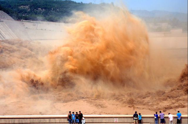 Chinese Dam Put to the Test by Floods (7 pics)