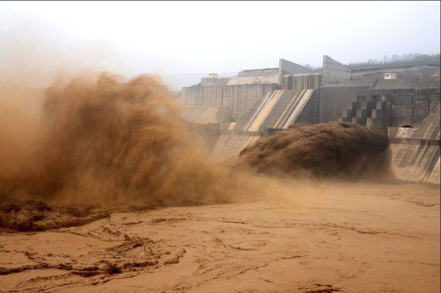 Chinese Dam Put to the Test by Floods (7 pics)