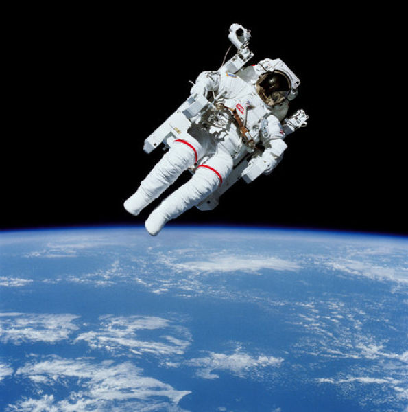 The First Untethered Spacewalk of All Time (7 pics)