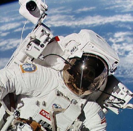 the-first-untethered-spacewalk-of-all-time-7-pics-izismile