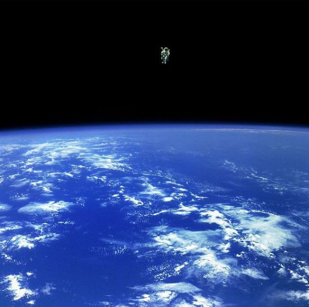The First Untethered Spacewalk of All Time (7 pics)