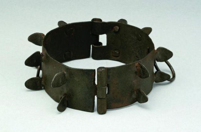 Antique Collars (13 pics)
