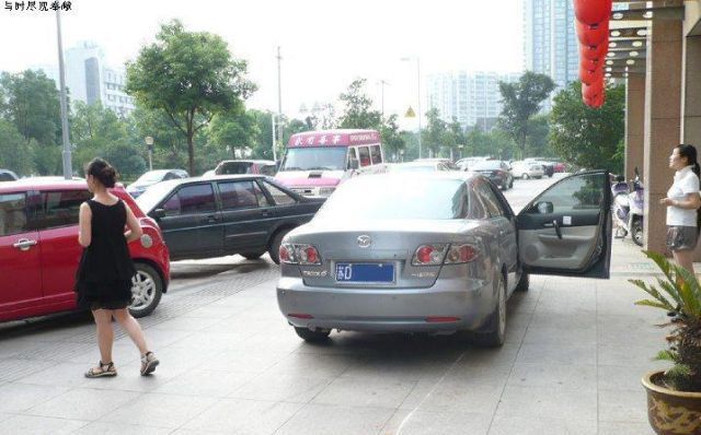 Unexpected Punishment  for Parking on a Sidewalk (6 pics)