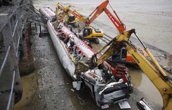 China Train Plunged into River (8 pics)