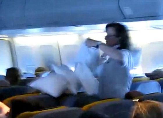 An Airborne Pillow Fight (5 pics)