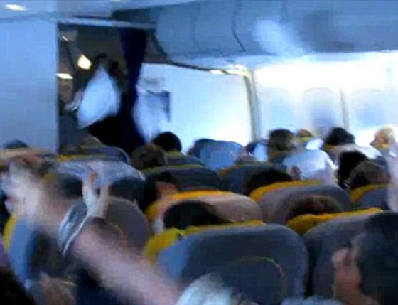 An Airborne Pillow Fight (5 pics)