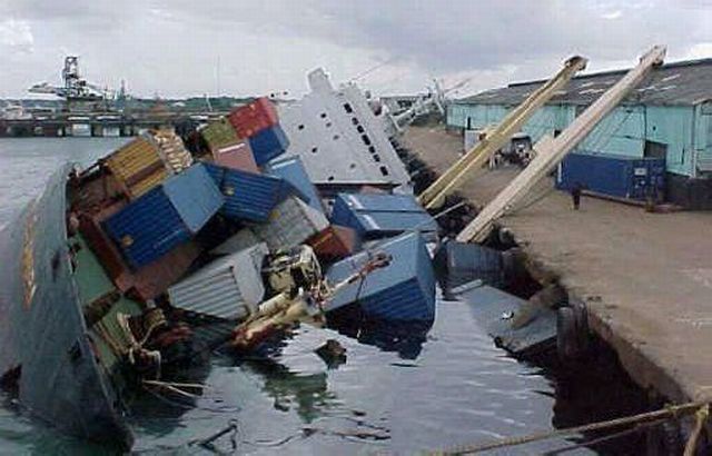 Accidents with Container Ships (95 pics)