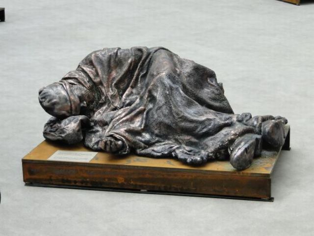 Homeless People Sculptures (19 pics)
