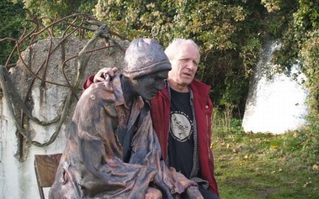 Homeless People Sculptures (19 pics)