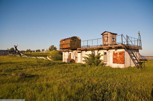 Abandoned Ukrainian Airfield (42 pics)