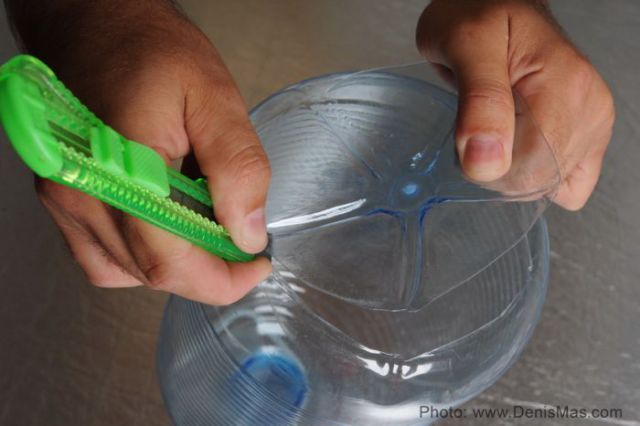 Buat lubang pada dasar botol plastik