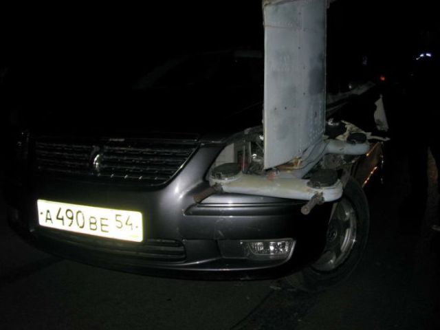 Odd Car Crash in Russia (4 pics)