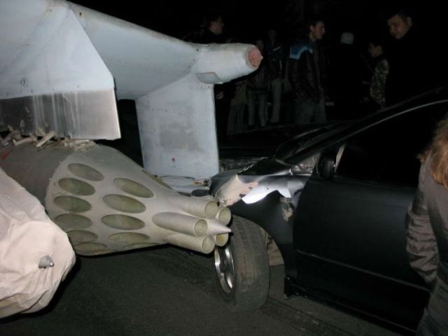 Odd Car Crash in Russia (4 pics)