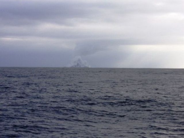 Amazing Underwater Volcano Eruption (14 pics)